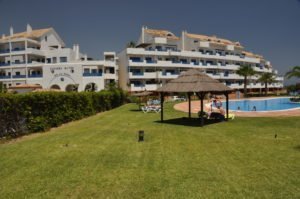Duquesa Suites Golf and Gardens : View from the Main Pool - Vue de la Piscine principale